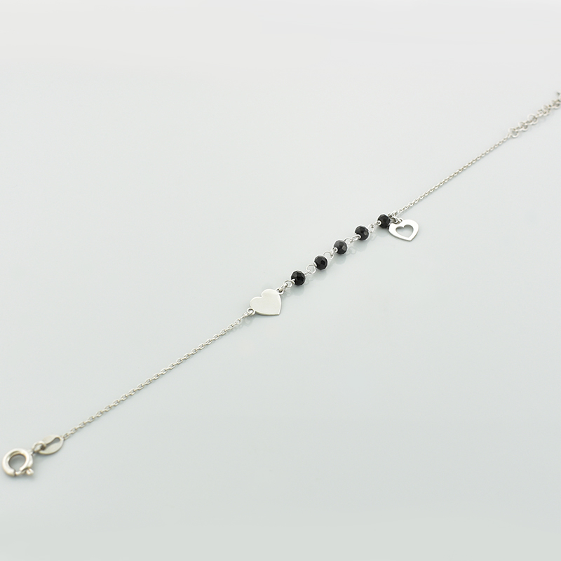Srebrna bransoletka łańcuszkowa z czarnymi cyrkoniami i zawieszkami w kształcie serca.