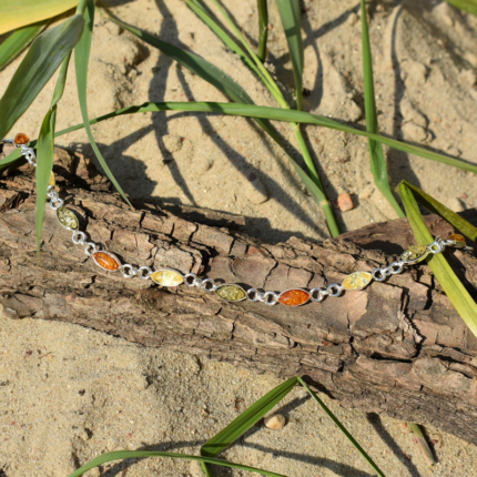 Srebrna bransoletka z wielobarwnymi bursztynami