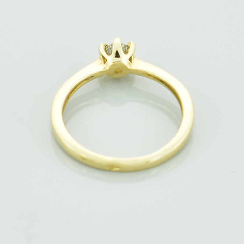 Złoty pierścionek z białym brylantem.