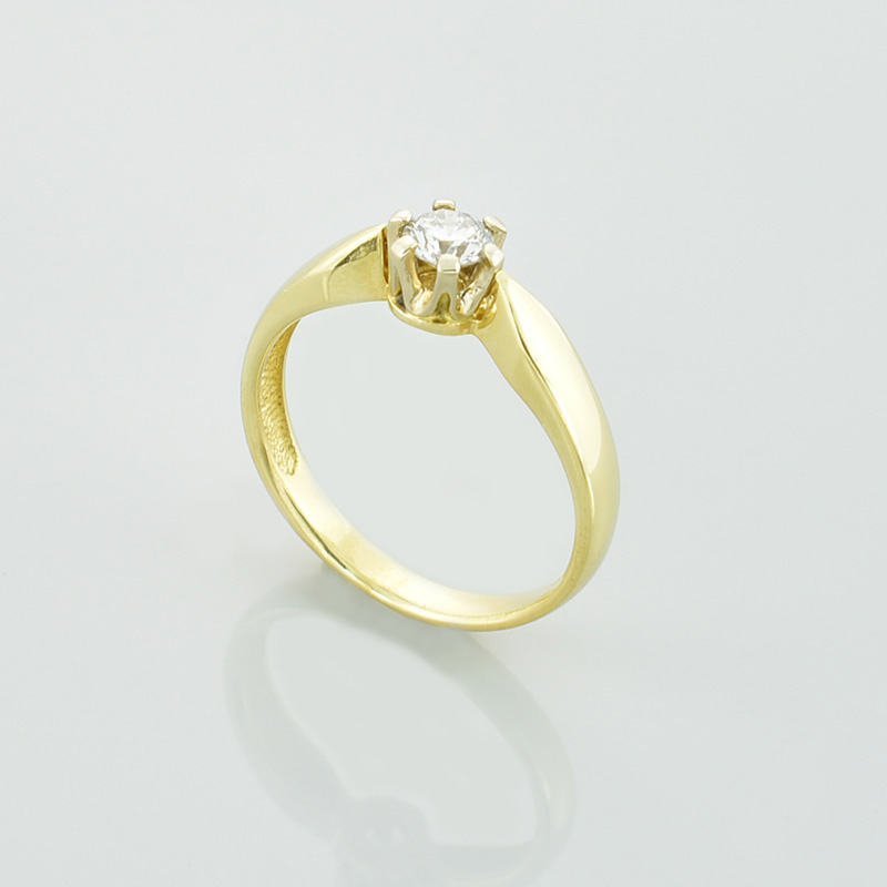 Złoty pierścionek zaręczynowy z diamentem lub cyrkonią.
