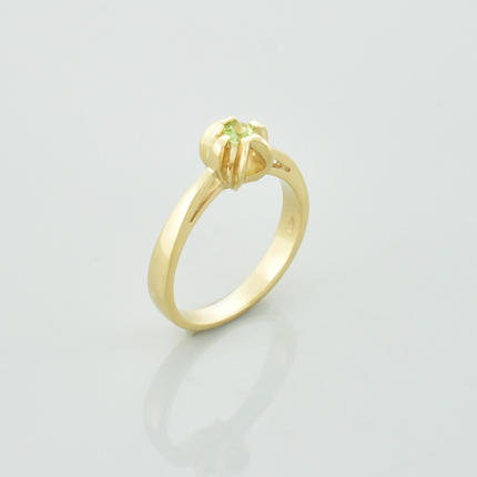 Złoty pierścionek z oliwinem