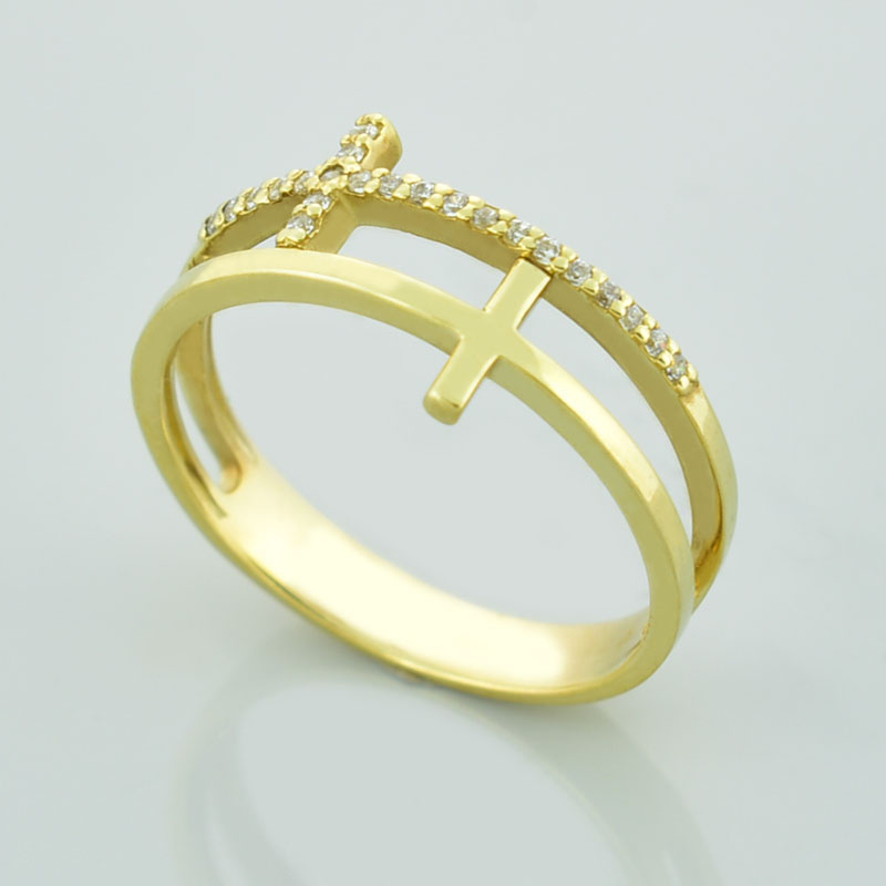 Złoty pierścionek z krzyżami wysadzany diamentami lub cyrkoniami.