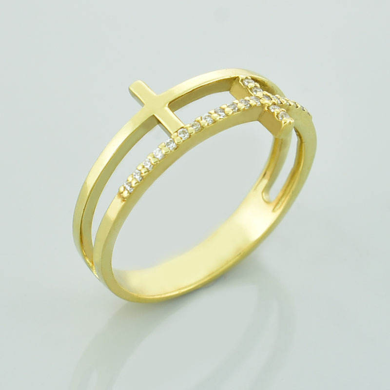 Złoty pierścionek z krzyżami wysadzany diamentami lub cyrkoniami.