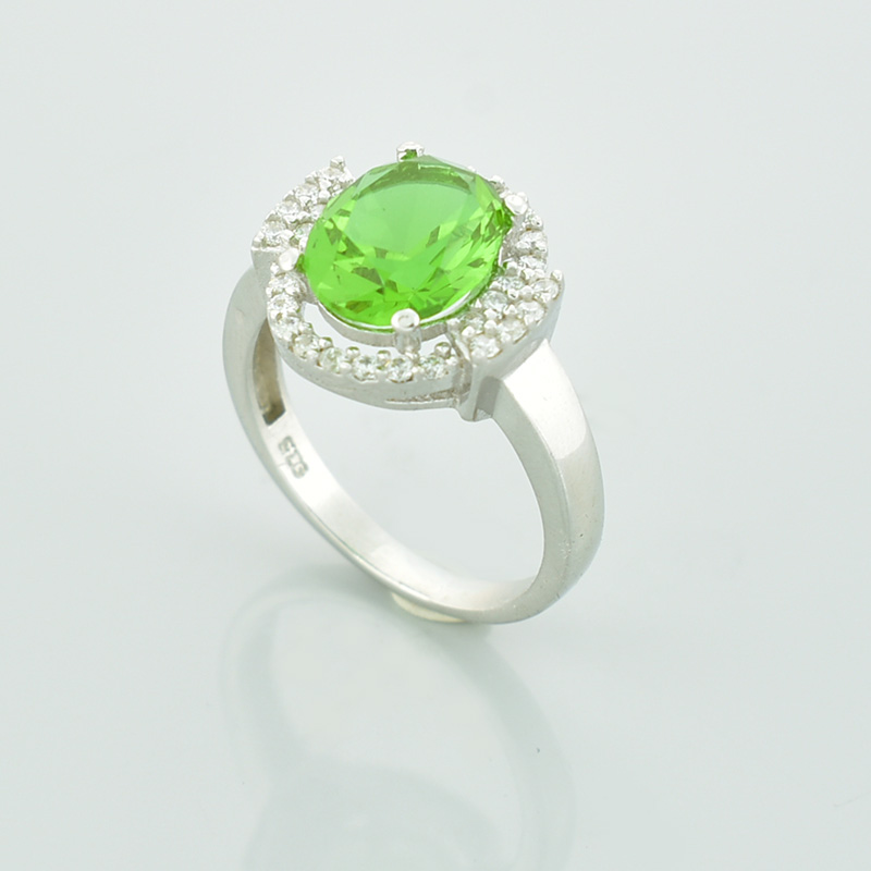 srebrny pierścionek z owalnym zielonym sułtanitem i otaczającymi go cyrkoniami