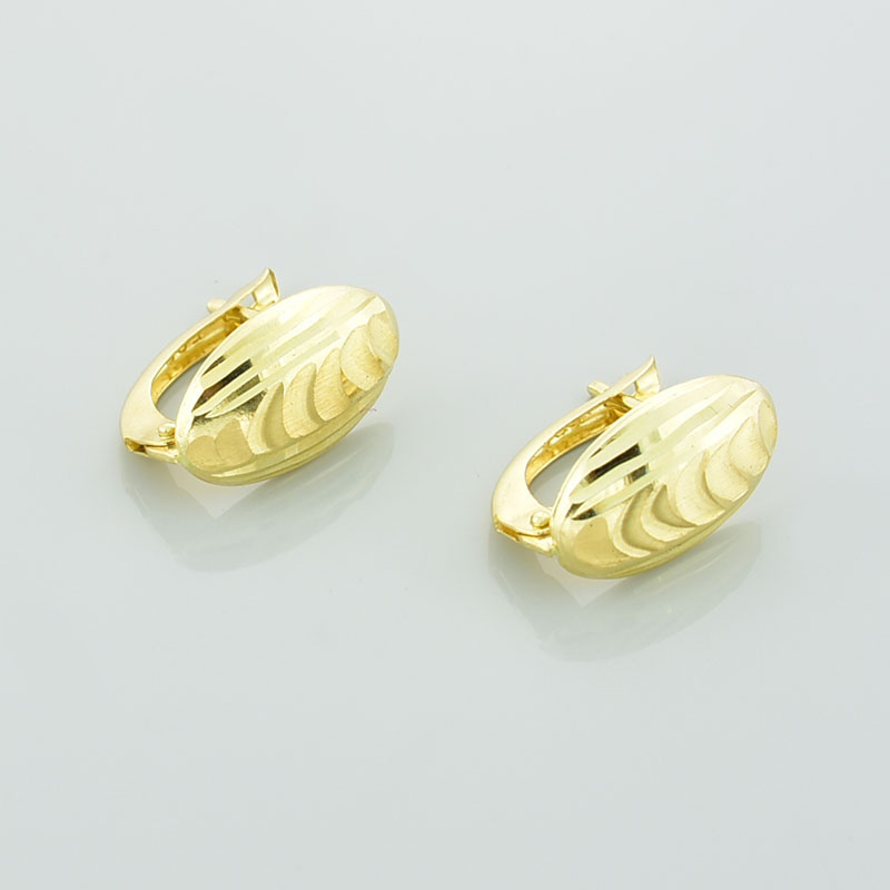 Złote kolczyki diamentowane w kształcie owali.
