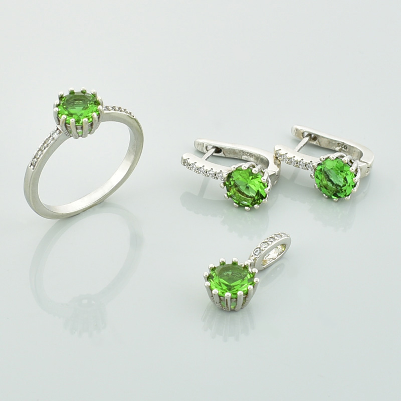 Srebrne pierścionek, kolczyki i zawieszka z zielonym kamieniem - sułtanitem.