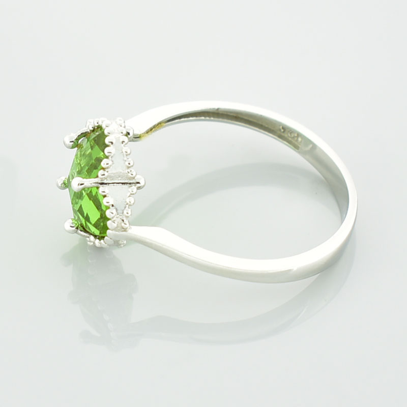 Pierścionek srebrny z zielonym sułtanitem w kształcie kwiatka.