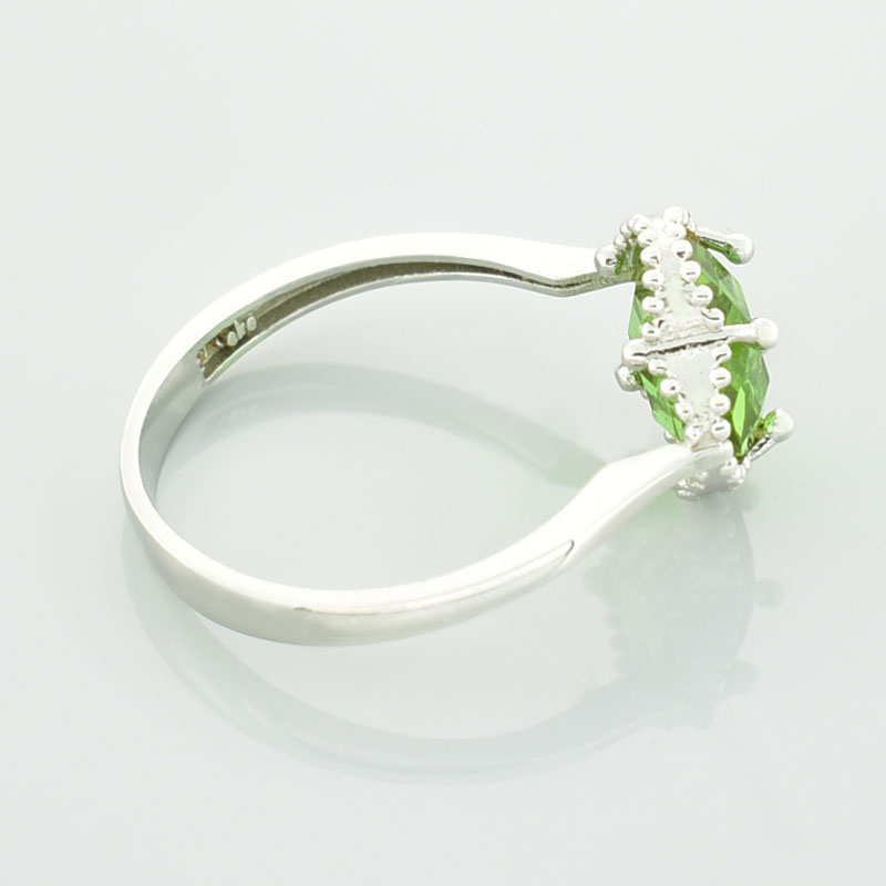 Pierścionek srebrny z zielonym sułtanitem w kształcie kwiatka.