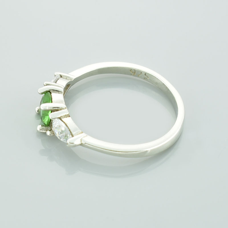 Srebrny pierścionek z zielonym okrągłym sułtanitem i dwoma cyrkoniami w kształcie łezki po bokach.