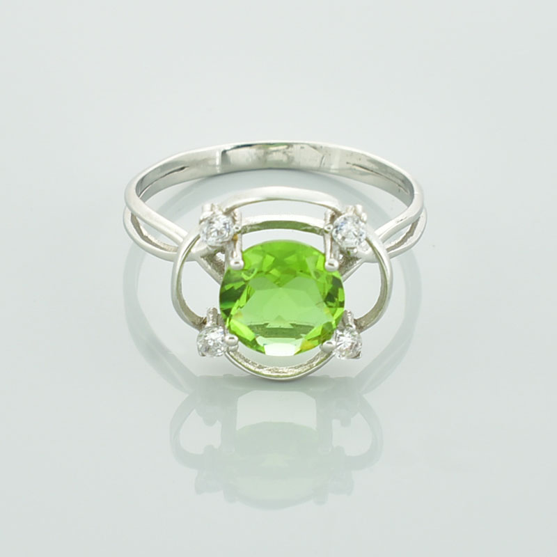Srebrny pierścionek z zielonym sułtanitem i czterema białymi cyrkoniami w formie kwiatka.