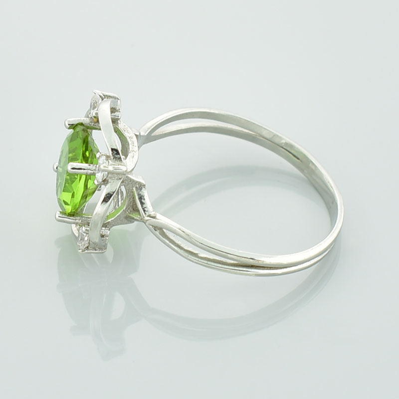 Srebrny pierścionek z zielonym sułtanitem i czterema białymi cyrkoniami w formie kwiatka.