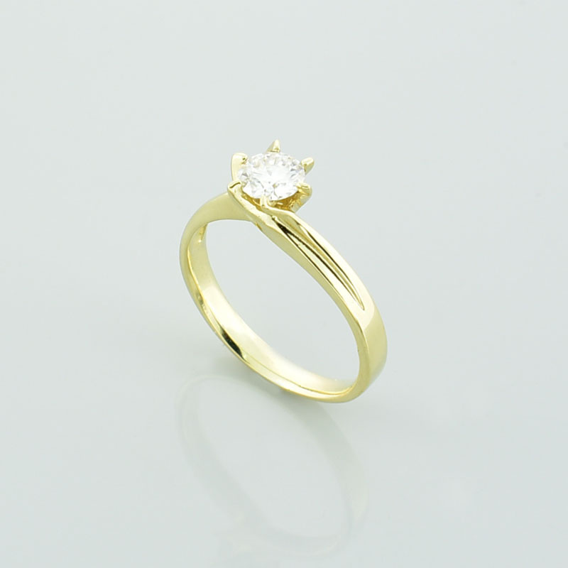 Złoty pierścionek z diamentem.