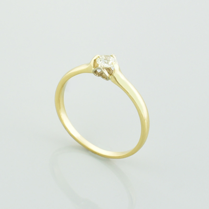 Złoty pierścionek z brylantem serce