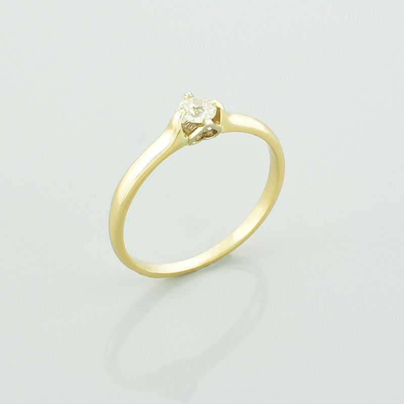 Złoty pierścionek z brylantem serce.