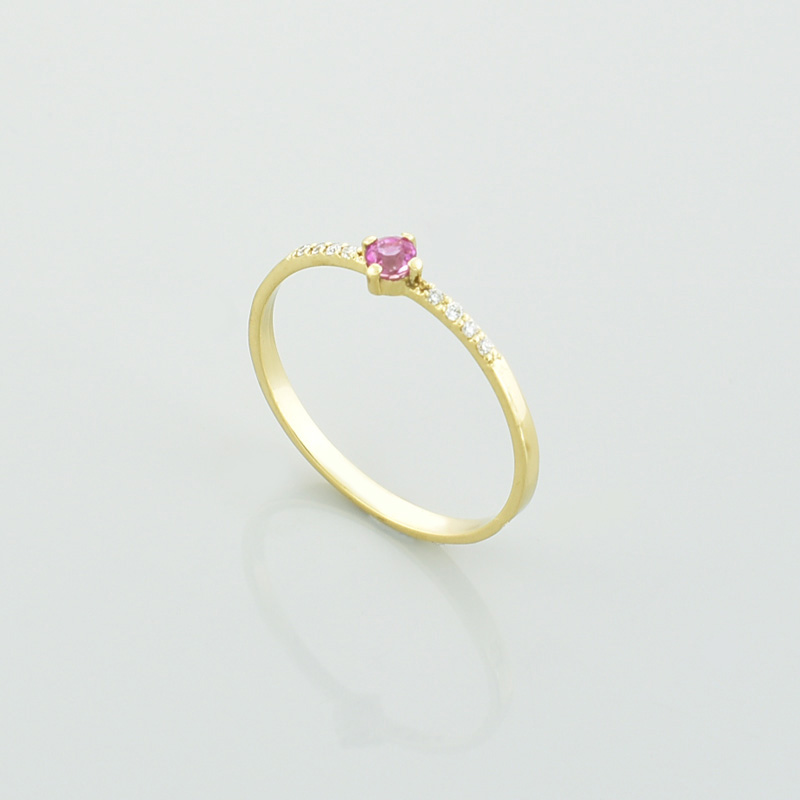 Złoty pierścionek z turmalinem i brylantami. Różowy turmalin i brylanty.