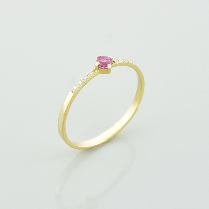 Złoty pierścionek z różowym turmalinem i brylantami