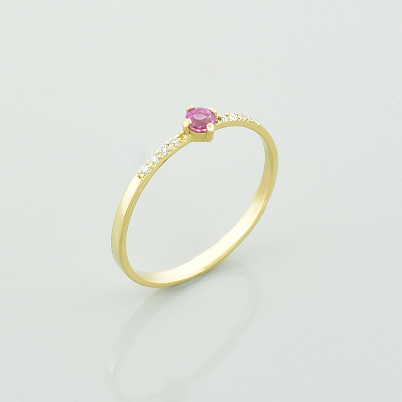 Złoty pierścionek z turmalinem i brylantami. Różowy turmalin i brylanty.