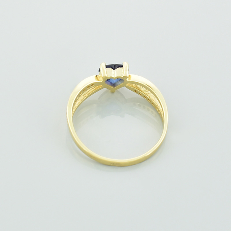 Złoty pierścionek z szafirem serce i brylantami.