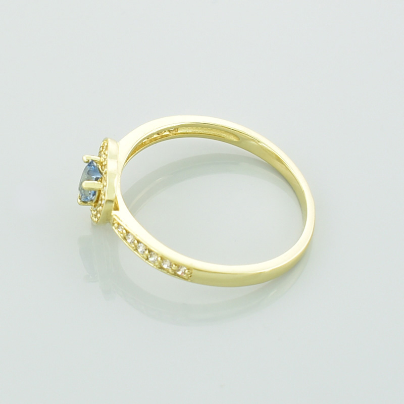 Złoty pierścionek z topazem serce i białymi cyrkoniami.
