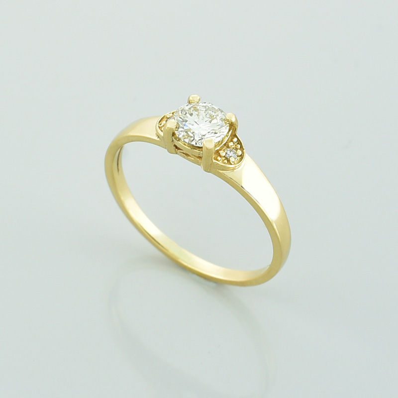Złoty pierścionek z diamentami.