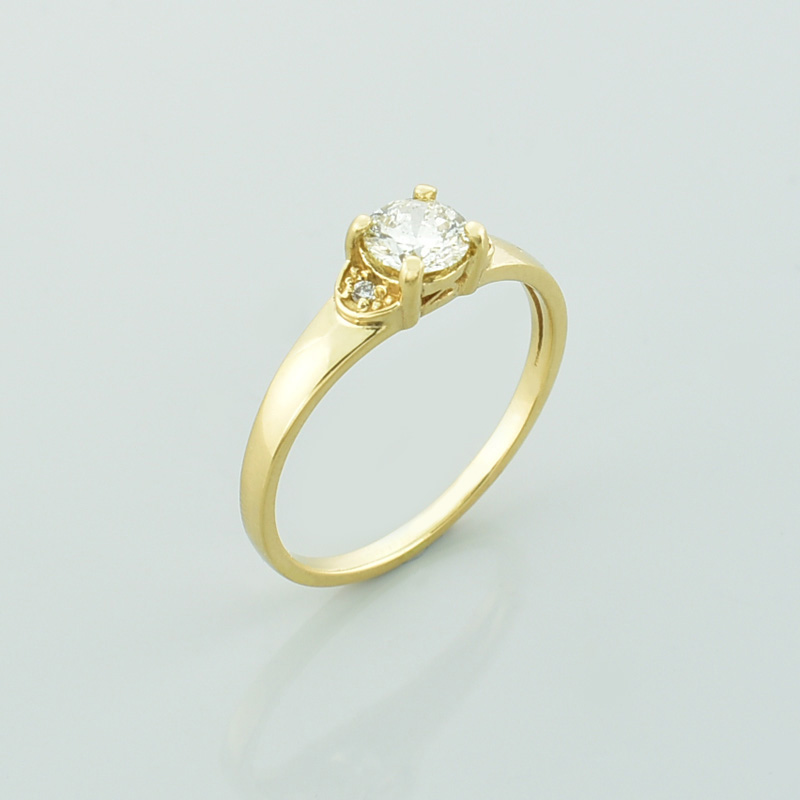 Złoty pierścionek z diamentami pokazany z drugiego boku.