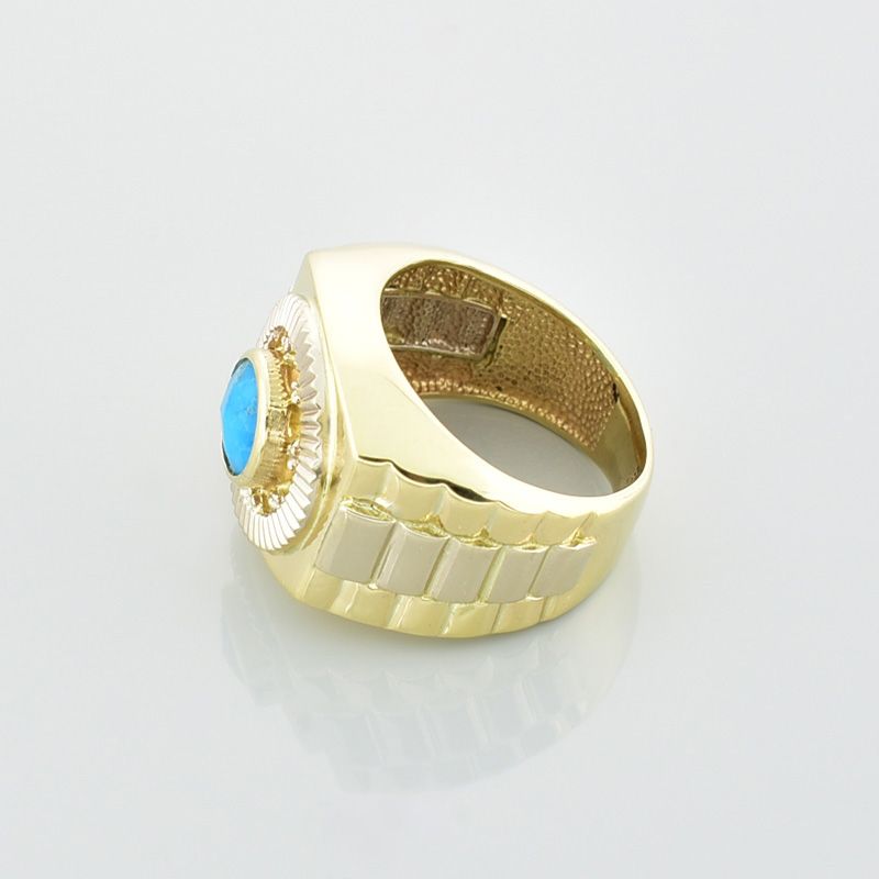 Złoty sygnet z naturalnym turkusem i obrączką imitującą bransoletę zegarkową.