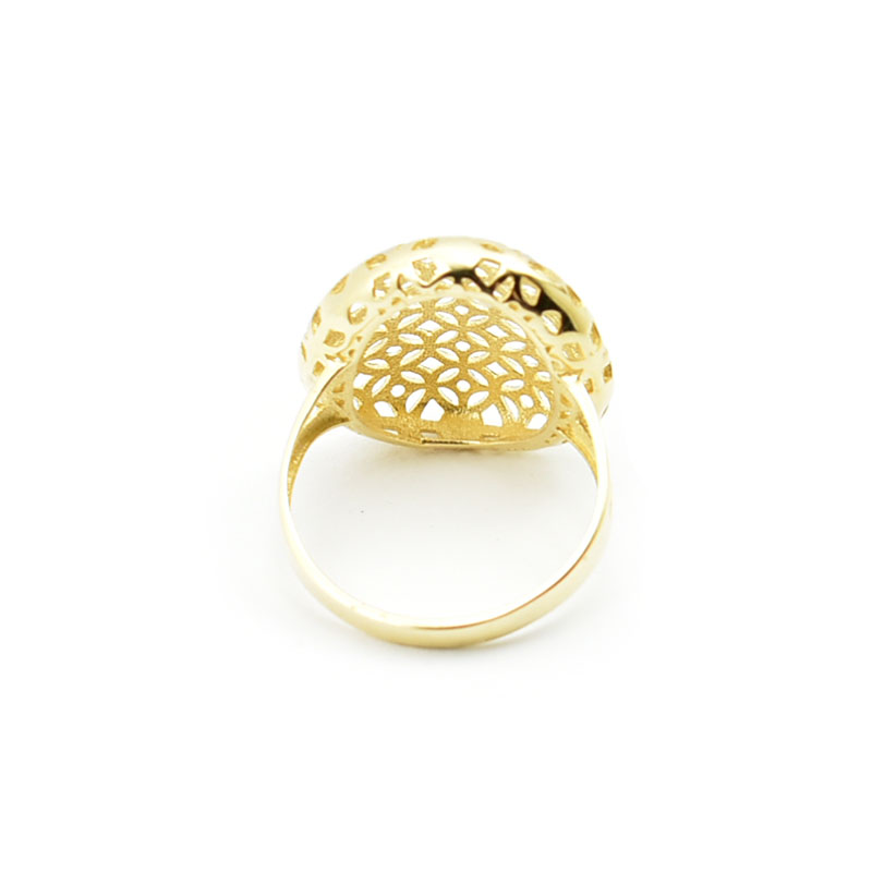 Elegancki złoty pierścionek.