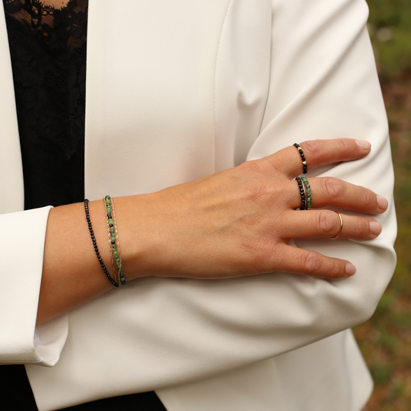 Elastyczne pierścionki i bransoletki z kolekcji naturalne piękno prezentowane na osobie.