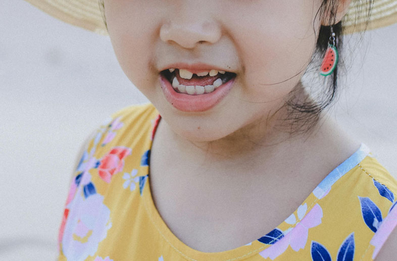 Dziewczynka z kolczykami w kształcie arbuzów.