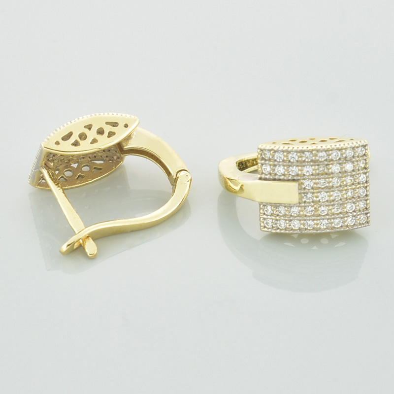 Złote kolczyki w kształcie kwadratów z białymi diamentami