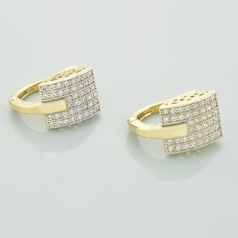 Złote kolczyki w kształcie kwadratów z białymi diamentami