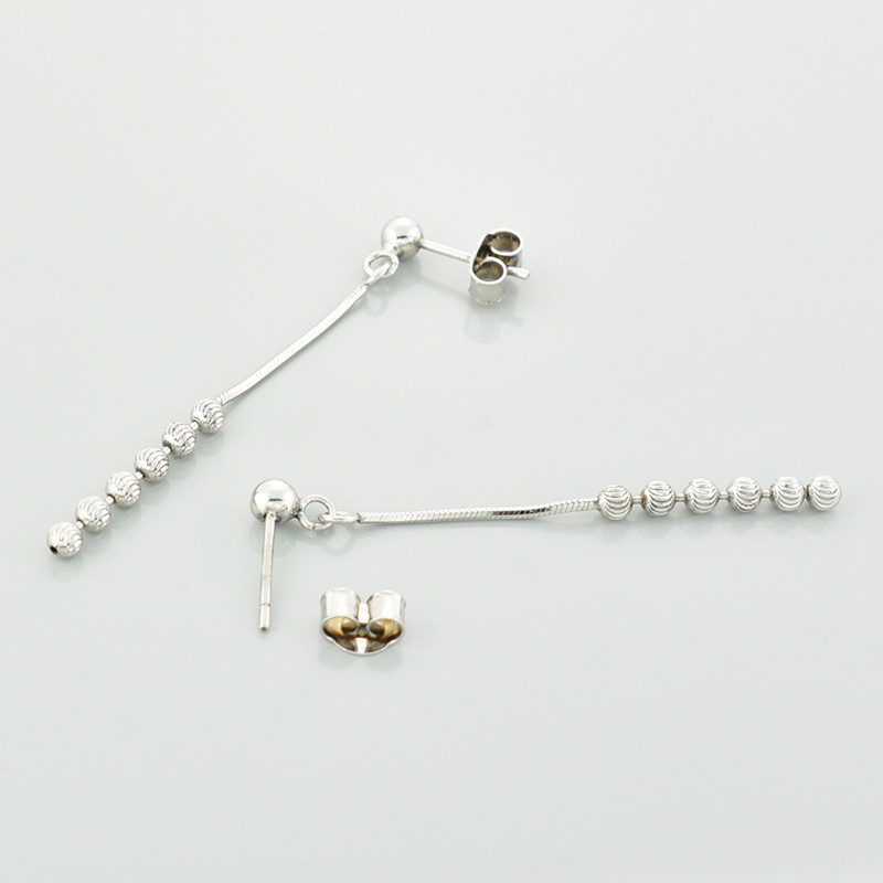 Kolczyki wiszące kulki diamentowane wykonane ze srebra z zapięciami typu sztyft z barankiem.