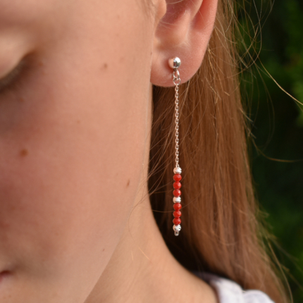 Srebrne kolczyki wiszące z naturalnym koralem