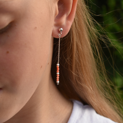 Srebrne kolczyki wiszące z naturalnym różowym koralem