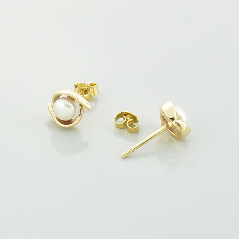 Złote kolczyki z perłami na zapięciach typu sztyft.