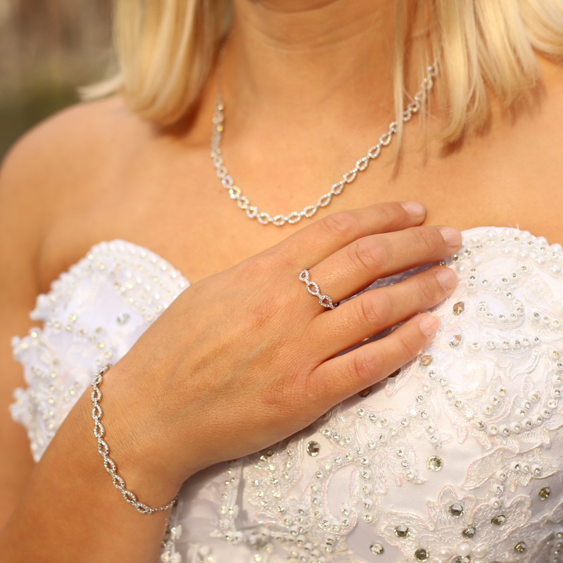 Komplet biżuterii ślubnej Aurora wykonany w srebrze na modelce.
