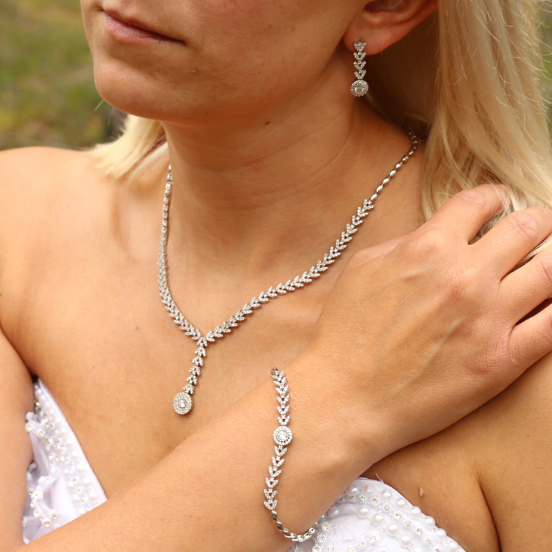 Komplet biżuterii ślubnej Lana na modelce.