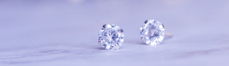 Moissanite czy diament? Porównanie dwóch popularnych kamieni szlachetnych.