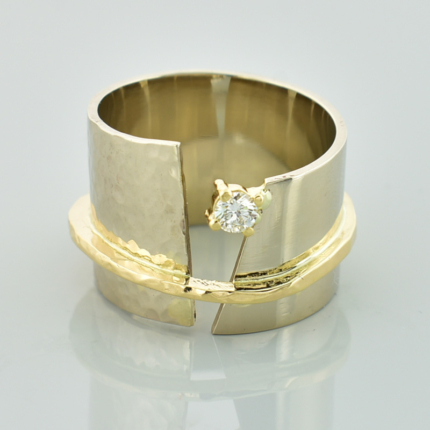 Zdjęcie nr. 3 Szeroki pierścionek z żółtego i białego złota z brylantem