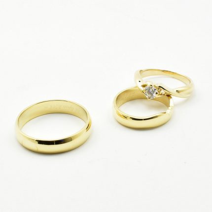 Zdjęcie nr. 2 Obrączki ślubne dopasowane do pierścionka zaręczynowego.