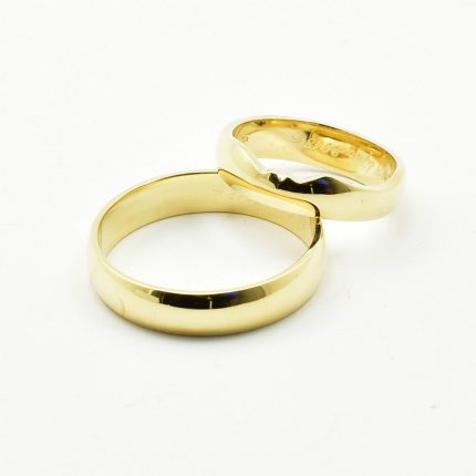 Zdjęcie nr. 3 Obrączki ślubne dopasowane do pierścionka zaręczynowego.