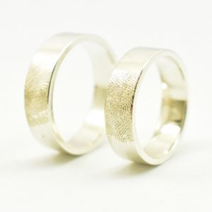 Obrączki ślubne z odciskami palców wykonane w białym złocie.