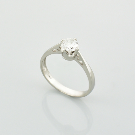 Pierścionek z białego złota z brylantem 0,717 ct