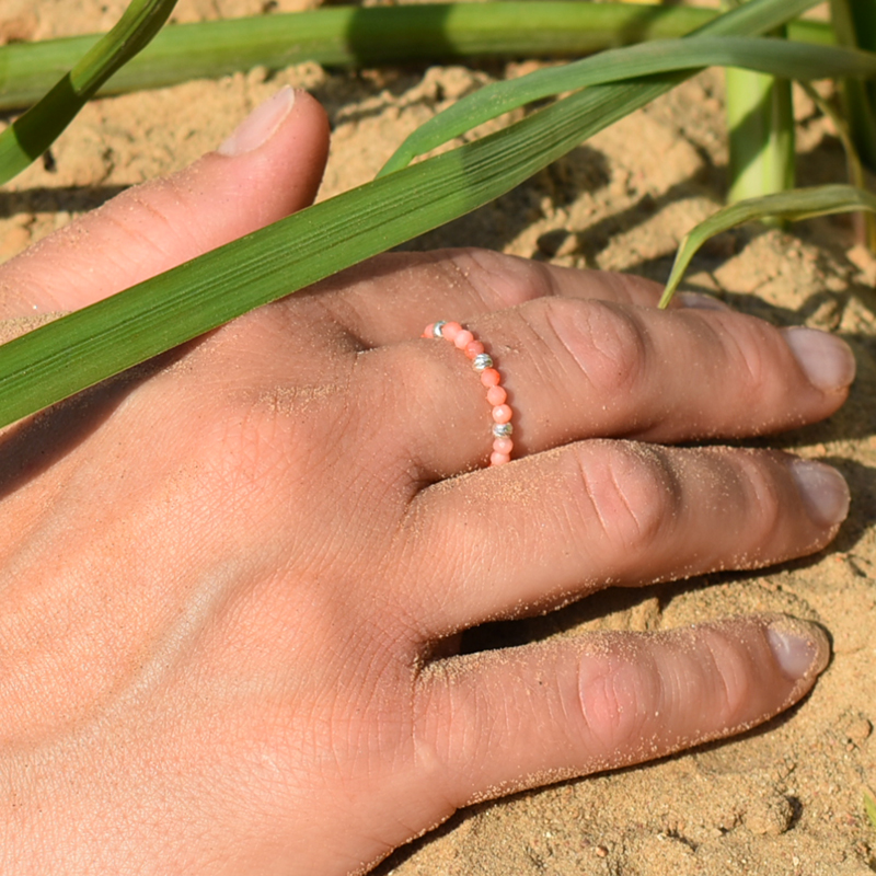 elastyczny pierścionek z różowym koralem i srebrem.