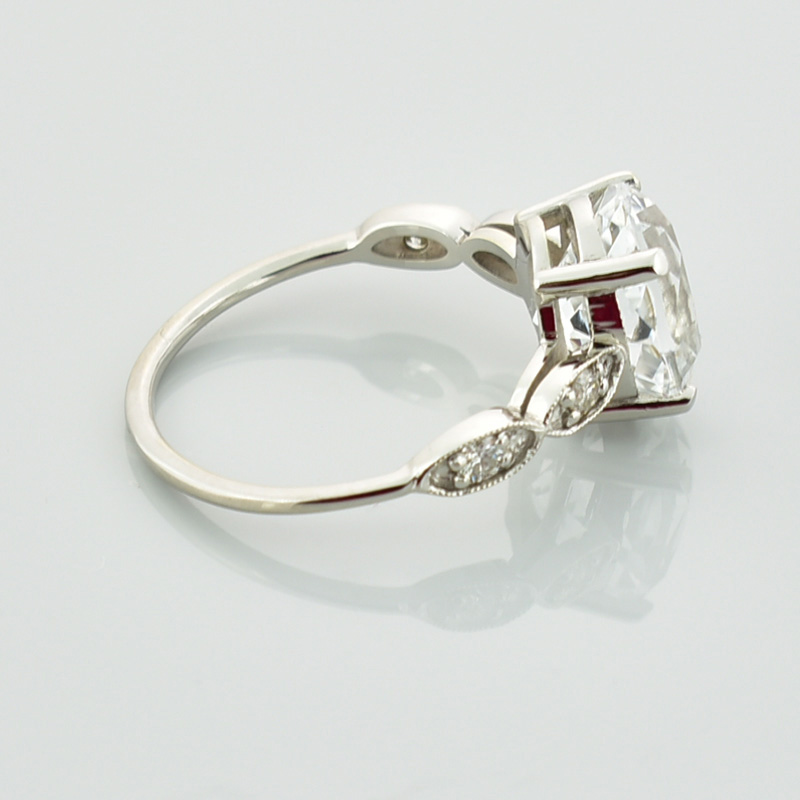 Klasyczny pierścionek z białym topazem i diamentami.