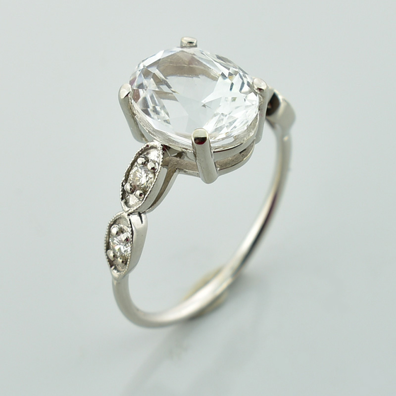 Biały topaz i diamenty w pierścionku z białego złota.