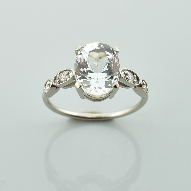 Klasyczny pierścionek zaręczynowy z białego złota.