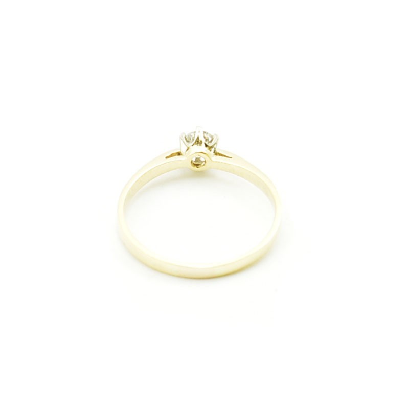 Klasyczny złoty pierścionek zaręczynowy.