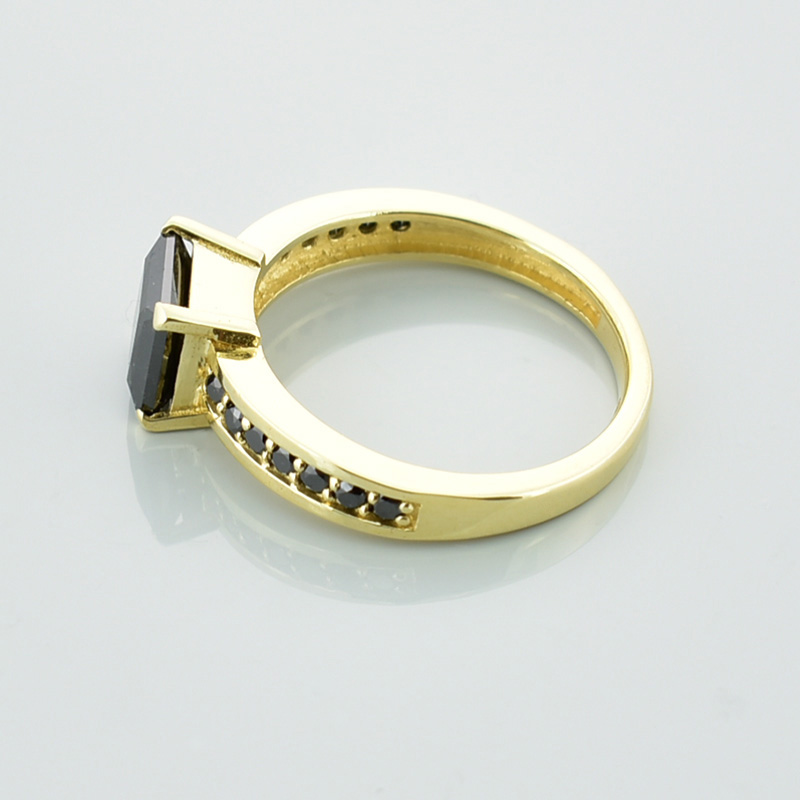 Elegancki złoty pierścionek z czarnym diamentem w szlifie princess.