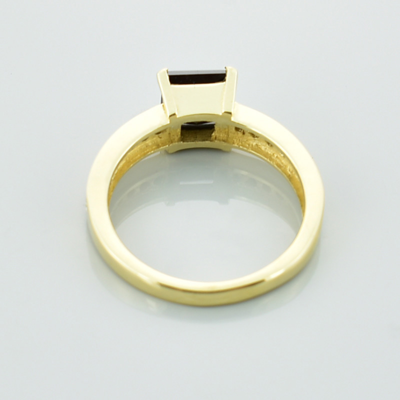 Złoty pierścionek zaręczynowy z czarnymi diamentami.